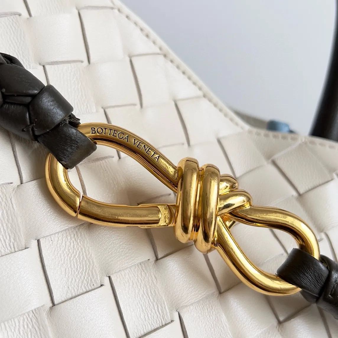 The 2023 new Andiamo batch of 3060 BV is shipped‼ ️Really popular🔥The new Andiamo woven handbag launched by Bottega Veneta this season is really popular all over the world! ! Celebrities at home and abroad have worn it, and Oscar-winning actress Michelle Yeoh has taken it out on the street. Song Jia, Trai Yara, Yu Feihong, Sanji Ayaka, Rosie Hunting-Whiteley, Yoshioka Riho, etc. have all picked up this bag. It is classic and versatile, showing off its temperament, and the bag capacity is also large, which is very convenient for daily commuting! ! A variety of carrying methods, the shoulder straps can be adjusted by yourself, the original lambskin feels soft and delicate, and the unisex style breaks gender boundaries and brings a more practical and longer-lasting use experience. Andiamo, which has both elegant and casual styles, perfectly interprets the true appearance of "fashionable old money style". Style number: 796592 Size: 32*24*12